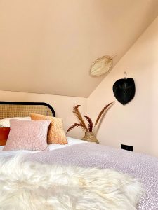 Slaapkamerinspiratie: masterbedroom met schuin dak en warme kleuren