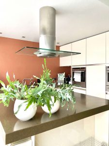Interieuradvies met kleur terra in de witte keuken voor meer warmte en sfeer. Advies voor kleur in het hele huis door Mandy van Bussel van Styling22