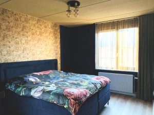 Slaapkamerinspiratie: masterbedroom met warm geel goud en diep donkerblauw