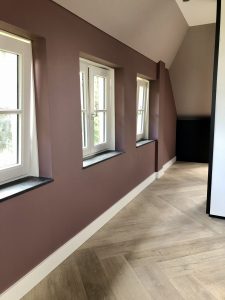 Slaapkamerinspiratie: masterbedroom met visgraat vloer xl en aubergine muur