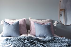 Slaapkamerinspiratie: scandinavische masterbedroom met blauw en roze