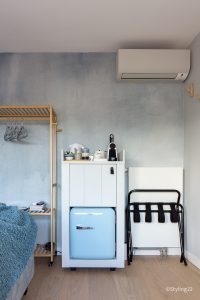 Styling22-interieuradvies-B&B-at-Ease-koffiehoekje-koelkastje-airco-behang-Zandvoort-kamer-zeeblauw 328