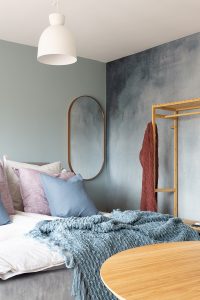 Slaapkamer met scandinavische kleuren en behang in blauwtinten