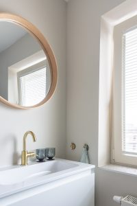Styling22-interieuradvies-badkamer-B&B-wastafel-gouden-kraan-Zandvoort-328