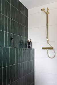 Styling22-interieuradvies-kleuradvies-B&B-Zandvoort-groene-tegels-gouden-kraan-328