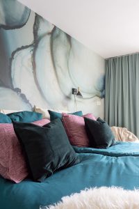 Slaapkamer met gedurfd behang en bijpassend beddengoed door styliste Mandy