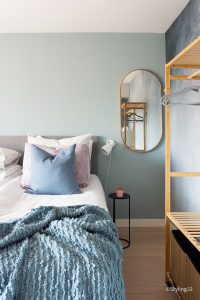 Slaapkamerinspiratie: masterbedroom blauw en licht hout. behang en spiegel scandinavische stijl