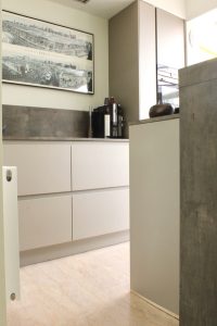 keukeninspiratie in compacte keuken en zachtgroene muren