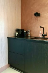 keukeninspiratie zwarte keuken met koperstuc