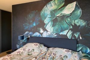 Slaapkamerinspiratie: masterbedroom met behang van la aurelia met bauw en groene bloemen. blauwe kast.