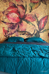 Slaapkamerinspiratie: masterbedroom met opvallend behang van La Aurelia goudgeel met bloem