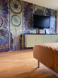Slaapkamerinspiratie: masterbedroom met lef. Behang van La Aurelia en kast in kleur bij behang.