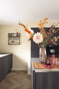 Styling22-kleuradvies-keuken-styling-zijden-bloemen-beuningen-391