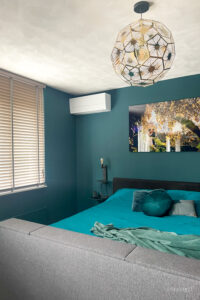 Slaapkamerinspiratie: masterbedroom met petrol en goudtinten
