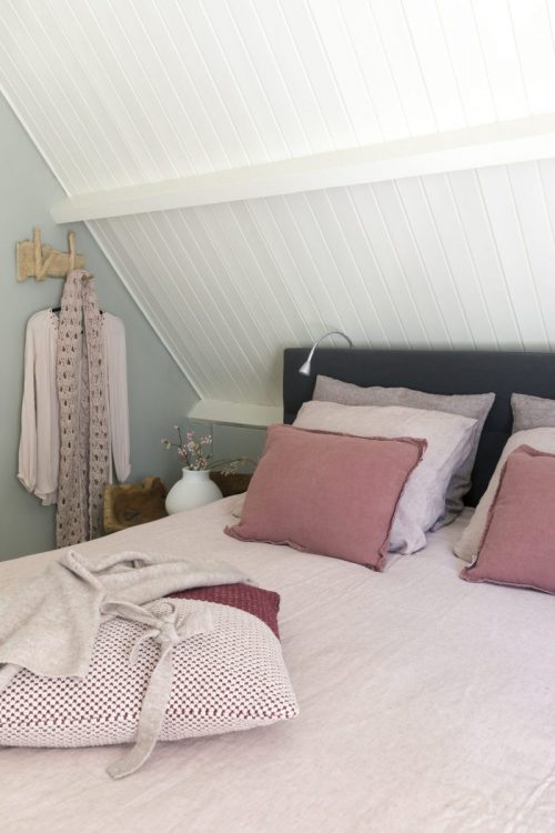 Slaapkamerinspiratie: masterbedroom met zachte pastels in linnen.