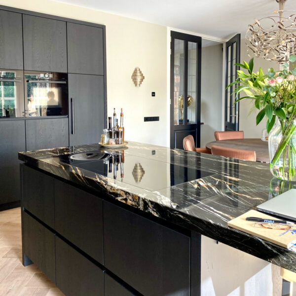keukeninspiratie luxe zwarte keuken met marmeren blad