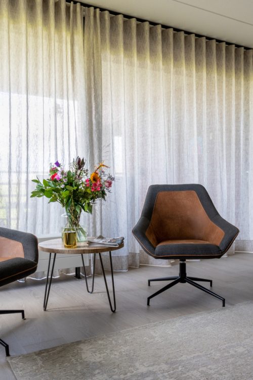woonkamerinspiratie met kleur door styling22: inbetweens met waveplooi bij zitje