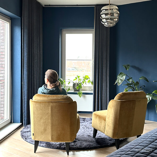 donkerblauwe chique sfeer in slaapkamer. Muren en gordijnen blauw. Interieuradvies by Mandy-Styling22