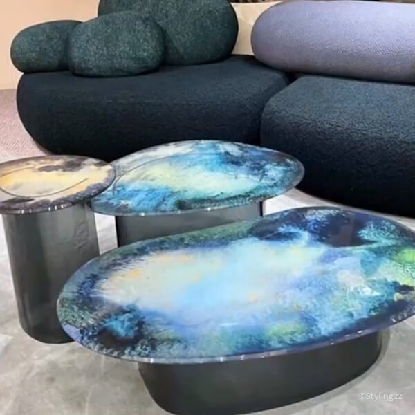 blauwtinten salontafels en bank Salone del Mobile. Gespot door Mandy-Styling22