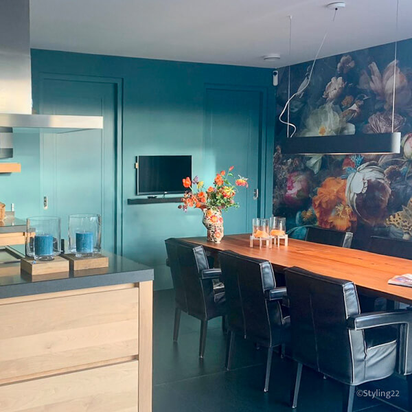 petrol blauwe wand inclusief deur in de keuken. gecombineerd met prachtig behang van La Aurelia.