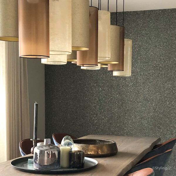 stijlvolle eetkamer met aparte lampen in warme bruintinten en een blauw behang met structuur. Advies van Mandy-Styling22