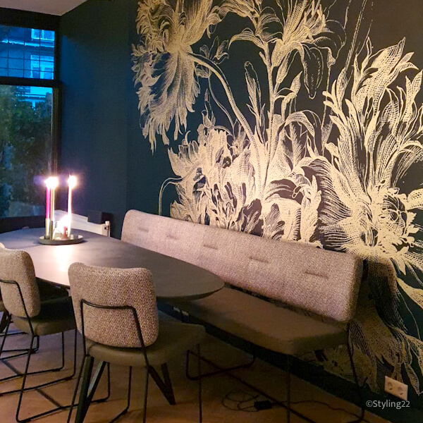 donkerblauw behang met gouden bloemen van Kek Amsterdam in eethoek-kleuradvies by Mandy-Styling22