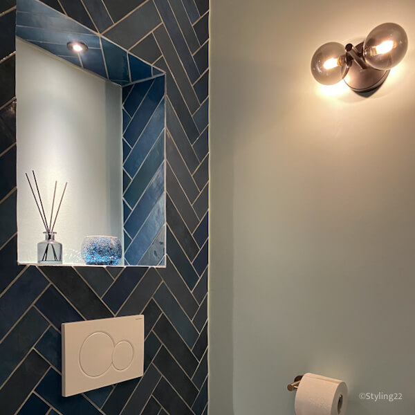tegels op het toilet in blauwe visgraat. gecombineerd met een grijsblauw gesausde muur. Advies van Mandy-Styling22