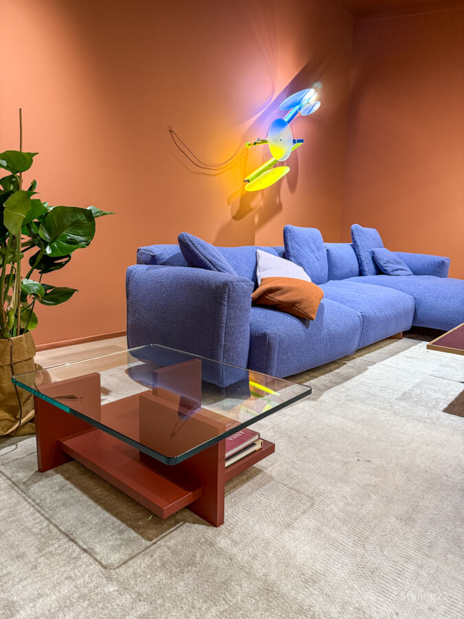 blauwe bank gecombineerd met warme kleur terra op de muur. gezien in Milaan