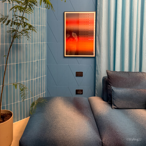 Blauwe tegels, muur, gordijnen en bank. Contrast met schilderij in warme kleuren. Gespot door Mandy-Styling22 op beurs in Milaan