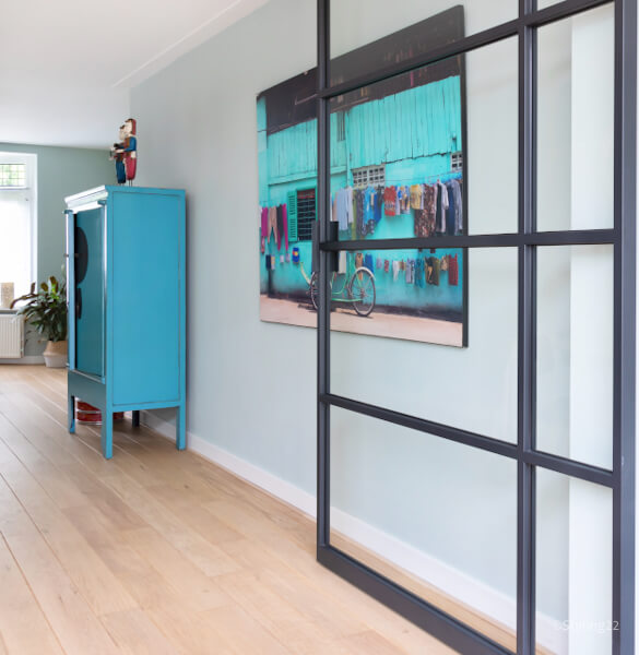 zacht blauwe muur met turquoise kast en stalen taatsdeur. kleuradvies door Mandy-Styling22