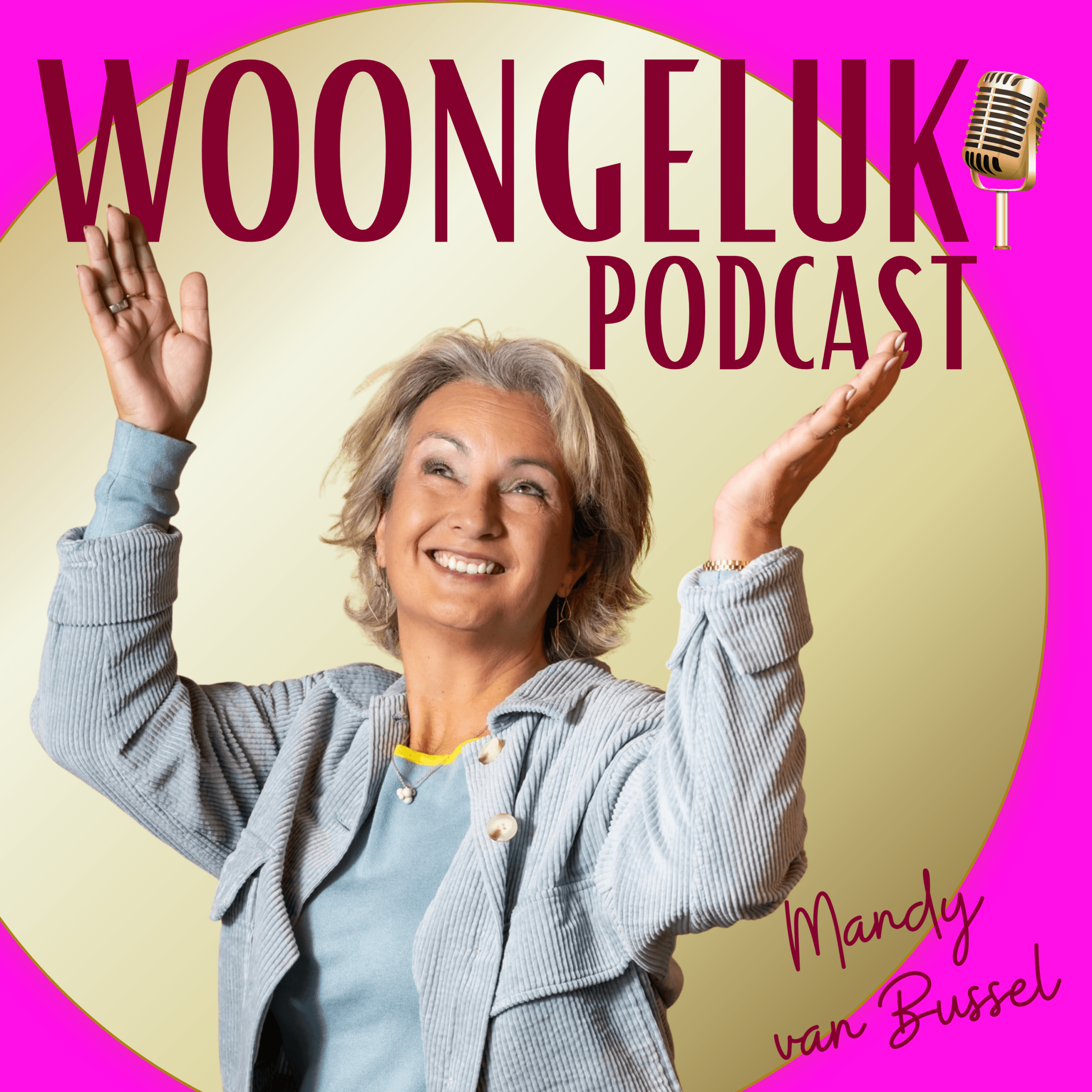 Mandy van Bussel interieurstylist zit met kussens lekker op de bank